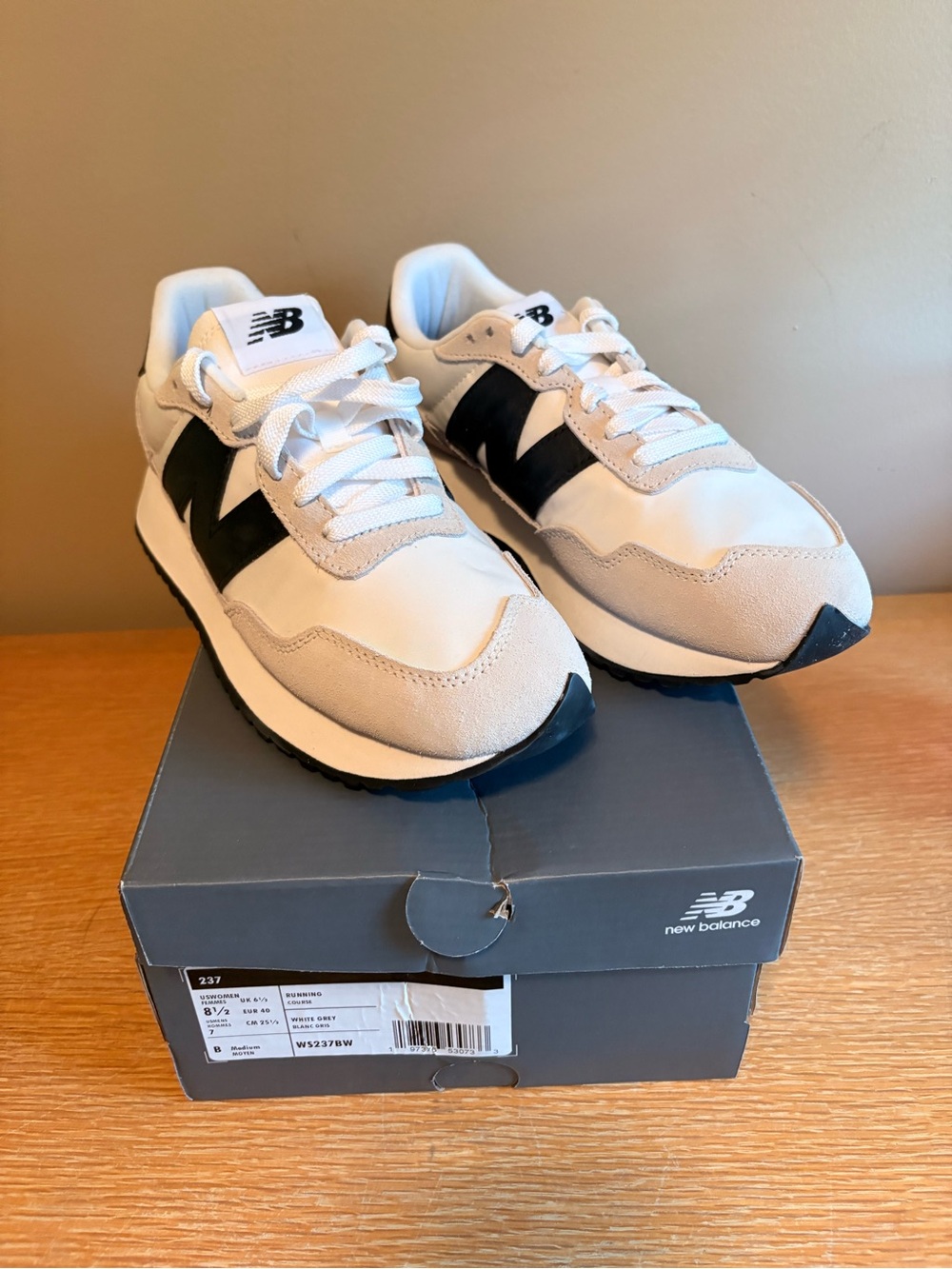 New Balance 237 Womens Size 8.5 Black and White